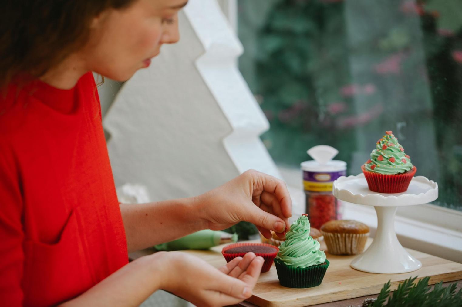Workshop participants examining vacuum-sealed ingredients before cooking